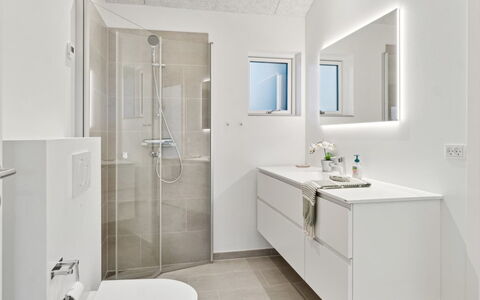 Christian - 600M from the Sea: Baño, Diseño De Interiores, Piso, Arreglo De Tubería, Lavabo Del Baño, Suelo, Lavabo, Mueble De Baño, Grifo, Techo