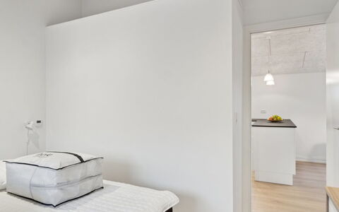 Christian - 600M from the Sea: Pared, Diseño De Interiores, Piso, Suelo, Madera, Techo, Mueble, Habitación, Cama, Habitación