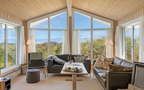Udder - 250M from the Sea: Madera, Diseño De Interiores, Casa, Techo, Habitación, Cabaña, Sala, Madera Dura, Sofá
