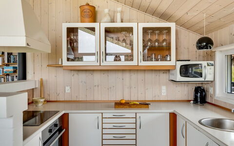 Udder - 250M from the Sea: Cocina, Diseño De Interiores, Mostrador, Aparato De Cocina, Madera, Piso, Techo, Gabinetes, Mueble, Lámpara