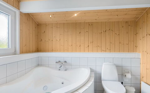 Udder - 250M from the Sea: Piso, Diseño De Interiores, Arreglo De Tubería, Suelo, Madera, Techo, Baño, Grifo, Lavabo, Plomería