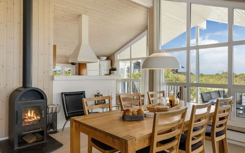 Udder - 250M from the Sea: Madera, Mueble, Techo, Piso, Diseño De Interiores, Suelo, Silla, Sala, Habitación, Lámpara