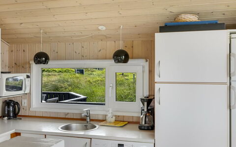 Udder - 250M from the Sea: Cocina, Aparato De Cocina, Mostrador, Piso, Madera, Diseño De Interiores, Electrodoméstico, Techo, Suelo, Mueble