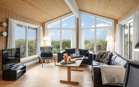 Udder - 250M from the Sea: Madera, Casa, Mueble, Diseño De Interiores, Casa, Techo, Cabaña, Sofá, Sala, Madera Dura