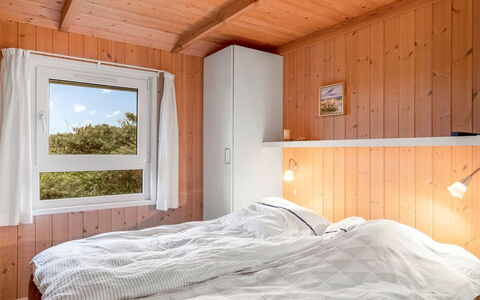 Udder - 250M from the Sea: Habitación, Madera, Cama, Diseño De Interiores, Sábana, Lecho, Suelo, Piso, Techo, Marco De La Cama