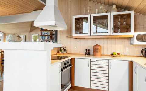 Udder - 250M from the Sea: Cocina, Mostrador, Mueble, Aparato De Cocina, Diseño De Interiores, Gabinetes, Piso, Lámpara, Madera, Techo