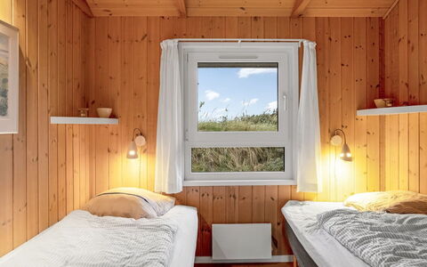 Udder - 250M from the Sea: Habitación, Madera, Cama, Diseño De Interiores, Suelo, Piso, Sábana, Lecho, Techo, Marco De La Cama