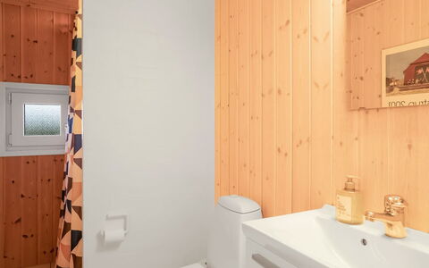 Udder - 250M from the Sea: Pared, Piso, Madera, Diseño De Interiores, Arreglo De Tubería, Suelo, Lavabo Del Baño, Baño, Techo, Habitación