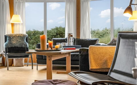 Udder - 250M from the Sea: Mueble, Diseño De Interiores, Silla, Piso, Suelo, Mesa, Encendiendo, Casa, Habitación, Sala