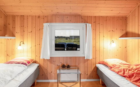 Udder - 250M from the Sea: Madera, Habitación, Diseño De Interiores, Cama, Techo, Encendiendo, Suelo, Sábana, Lecho, Marco De La Cama