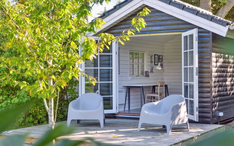 Sighfrith - 1.4Km from the Sea: Madera, Mueble Para Exteriores, Cabaña, Mueble, Casa, Casa, Vía Muerta, Jardín, Edificios Del Jardín, Cobertizo