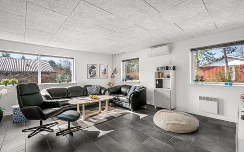 Amine - 300M to the Fjord: Techo, Piso, Diseño De Interiores, Suelo, Mueble, Habitación, Lámpara, Sala, Sofá