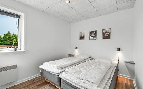 Amine - 300M to the Fjord: Techo, Piso, Habitación, Suelo, Diseño De Interiores, Habitación, Lecho, Sábana, Cama, Lámpara