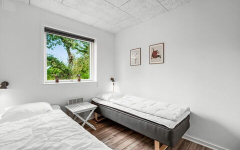 Amine - 300M to the Fjord: Pared, Madera, Habitación, Techo, Cama, Lecho, Suelo, Piso, Sábana, Marco De La Cama