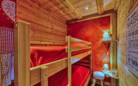 La Lauze: Madera, Rojo, Piso, Madera Dura, Haz, Techo, Manchas De Madera, Edificio, Evento, Barniz
