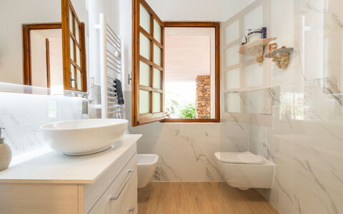 Atzeni: Espejo, Bañera, Arreglo De Tubería, Propiedad, Grifo, Lavabo, Baño, Mueble De Baño, Diseño De Interiores, Madera