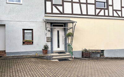 Adenau 385: Edificio, Ventana, Planta, Superficie De La Carretera, Encendiendo, Madera, Maceta, Diseño Urbano, Puerta, Piso