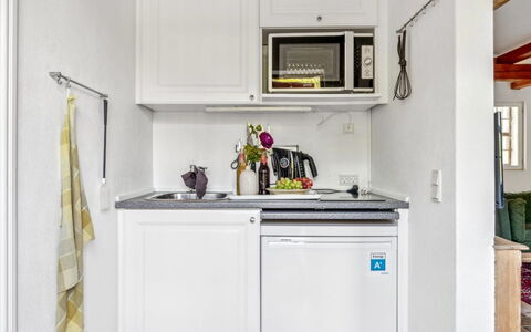 Waldemar - 8Km from the Sea: Cocina, Electrodoméstico, Aparato De Cocina, Arreglo De Tubería, Diseño De Interiores, Fregadero, Mostrador, Lavabo, Grifo, Electrodoméstico