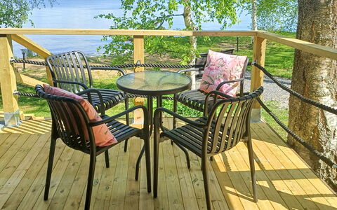 Villa Vehmas: Mueble, Diseño De Interiores, Piso, Suelo, Mesa, Techo, Cocina Y Comedor Mesa, Encendiendo, Silla, Casa