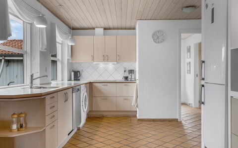 Kalli - 100M from the Sea: Piso, Suelo, Diseño De Interiores, Madera, Gabinetes, Cocina, Mostrador, Techo, Aparato De Cocina, Casa
