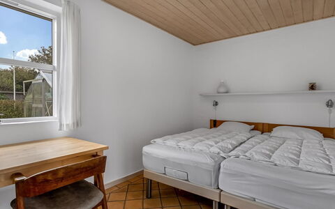 Kalli - 100M from the Sea: Diseño De Interiores, Pared, Piso, Mueble, Suelo, Madera, Techo, Cama, Habitación, Encendiendo
