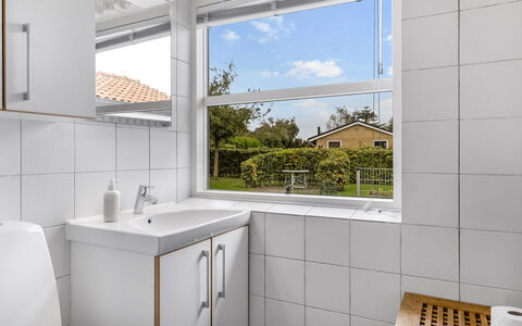 Kalli - 100M from the Sea: Arreglo De Tubería, Pared, Diseño De Interiores, Piso, Lavabo, Suelo, Baño, Grifo, Lavabo Del Baño, Plomería