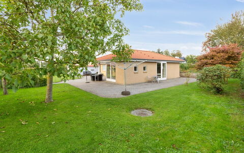 Kalli - 100M from the Sea: Hierba, Casa, Techo, Casa, El Terreno Del Lote, Cabaña, Césped, Inmuebles, Casa De Campo, Jardín