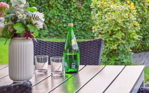 Kalli - 100M from the Sea: Mesa, Drinkware, Maceta, Utensilios Para Servir, Mesa Al Aire Libre, Mueble Para Exteriores, Botella, Jardín, Planta De Casa, Madera Dura