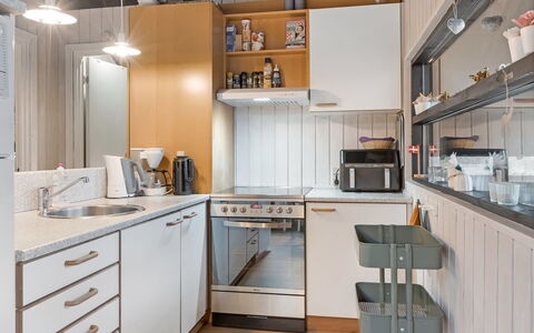 Torhild - 30Km from the Sea: Aparato De Cocina, Cocina, Mostrador, Mueble, Electrodoméstico, Gabinetes, Diseño De Interiores, Madera, Piso, Electrodoméstico