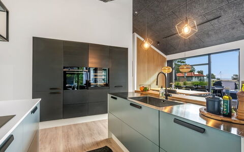 Jahn - 250M to the Fjord: Cocina, Mostrador, Diseño De Interiores, Techo, Piso, Aparato De Cocina, Electrodoméstico, Gabinetes, Mueble, Estufa De Cocina
