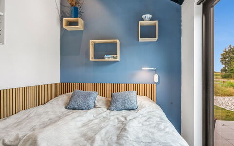 Jahn - 250M to the Fjord: Habitación, Cama, Lecho, Diseño De Interiores, Sábana, Madera, Mueble, Linos, Encendiendo, Techo