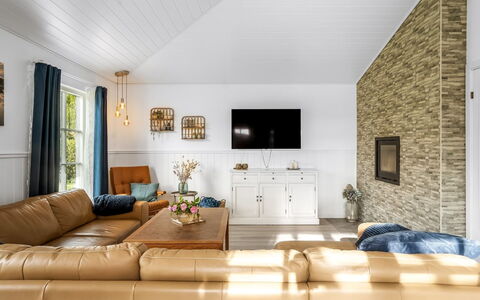 Thala - 500M from the Sea: Mueble, Diseño De Interiores, Sofá, Piso, Sala, Madera, Techo, Suelo, Habitación, Encendiendo