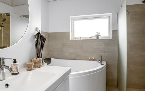Thala - 500M from the Sea: Arreglo De Tubería, Baño, Piso, Diseño De Interiores, Suelo, Grifo, Bañera, Lavabo, Plomería, Techo