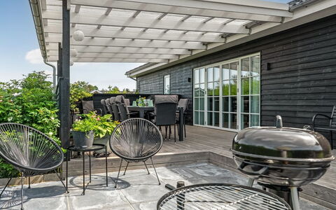 Thala - 500M from the Sea: Mueble Para Exteriores, Mesa Al Aire Libre, Sombra, Patio, Cubierta, Silla, Jardín, Diseño, Pérgola, Estructura Al Aire Libre