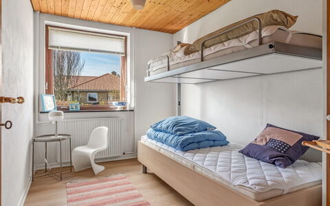 Natalija - 700M from the Sea: Mueble, Cama, Pared, Habitación, Diseño De Interiores, Madera, Suelo, Piso, Litera, Sábana