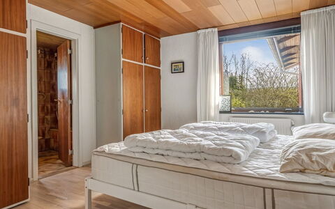 Natalija - 700M from the Sea: Piso, Cama, Diseño De Interiores, Suelo, Habitación, Mueble, Madera, Techo, Sábana, Lecho