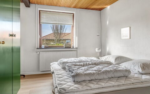 Natalija - 700M from the Sea: Madera, Diseño De Interiores, Habitación, Techo, Cama, Piso, Suelo, Sábana, Mueble, Lecho