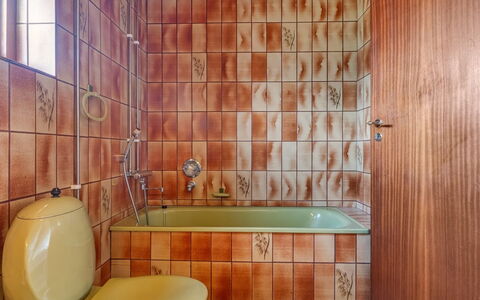 Natalija - 700M from the Sea: Baño, Piso, Arreglo De Tubería, Pared, Suelo, Diseño De Interiores, Grifo, Loseta, Plomería, Lavabo Del Baño