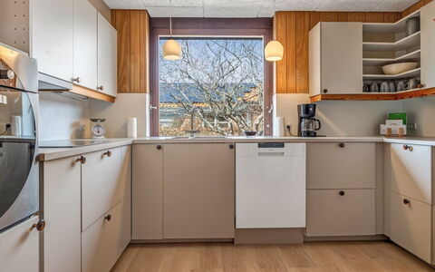 Natalija - 700M from the Sea: Cocina, Aparato De Cocina, Madera, Mostrador, Electrodoméstico, Gabinetes, Piso, Diseño De Interiores, Electrodoméstico, Casa