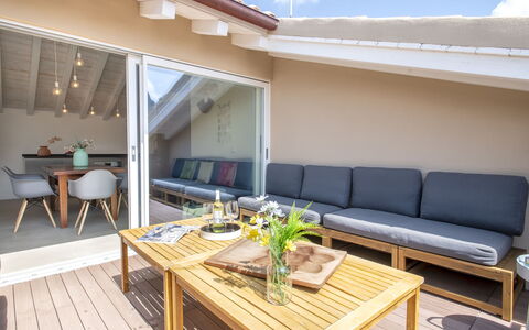 Natalia: Mesa, Mueble, Vajilla, Silla, Azul, Diseño De Interiores, Planta, Suelo, Edificio, Mueble Para Exteriores