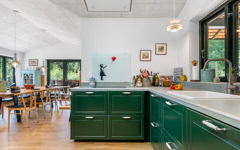 Duco - 780M from the Sea: Cocina, Diseño De Interiores, Techo, Gabinetes, Aparato De Cocina, Electrodoméstico, Mostrador, Lámpara, Alacena, Estufa De Cocina