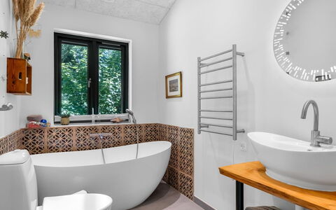 Duco - 780M from the Sea: Diseño De Interiores, Baño, Piso, Arreglo De Tubería, Suelo, Plomería, Grifo, Loseta, Casa, Cerámico
