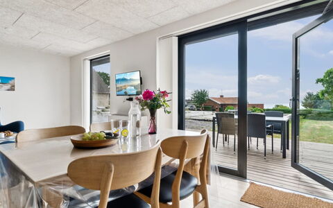 Rico - 50M from the Sea: Mueble, Piso, Suelo, Cocina Y Comedor Mesa, Silla, Techo, Madera Dura, Comedor, Diseño, Manchas De Madera