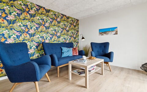 Rico - 50M from the Sea: Mueble, Piso, Diseño De Interiores, Suelo, Sala, Casa, Silla, Departamento, Habitación, Mesa De Café