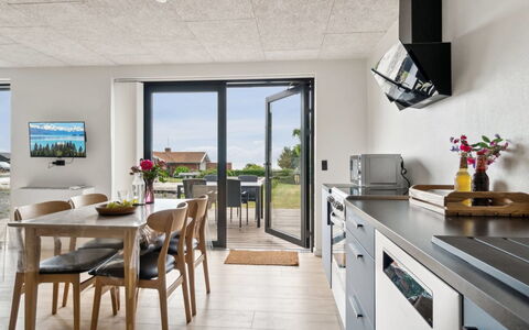Rico - 50M from the Sea: Mueble, Piso, Suelo, Cocina Y Comedor Mesa, Techo, Mostrador, Silla, Cocina, Madera Dura, Planta De Casa