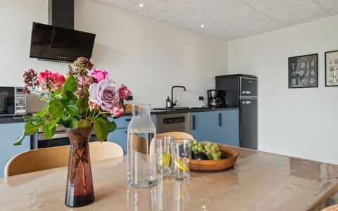 Rico - 50M from the Sea: Mueble, Diseño De Interiores, Piso, Madera, Mostrador, Techo, Suelo, Cocina, Encendiendo, Habitación