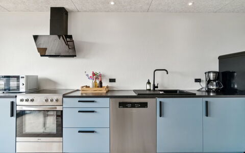 Rico - 50M from the Sea: Cocina, Aparato De Cocina, Mostrador, Estufa De Cocina, Electrodoméstico, Piso, Diseño De Interiores, Estufa De Gas, Mueble, Gabinetes