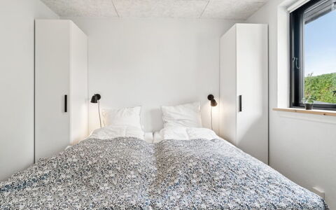 Rico - 50M from the Sea: Habitación, Cama, Techo, Lecho, Sábana, Diseño, Marco De La Cama, Linos, La Luz Del Día, Almohada