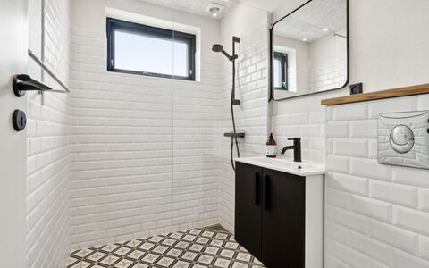 Rico - 50M from the Sea: Pared, Piso, Diseño De Interiores, Arreglo De Tubería, Suelo, Loseta, Habitación, Baño, Plomería, Grifo