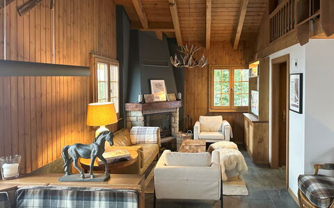 Chalet Soleil: Mueble, Diseño De Interiores, Madera, Techo, Piso, Casa, Cabaña, Sala, Habitación, Suelo